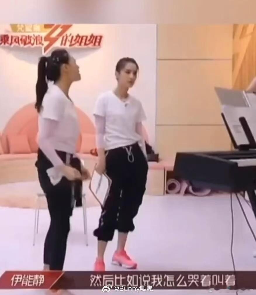黄圣依看热闹专用姿势  看黄圣依这表情，就知道她又在准备开启“吃瓜”模式了，别人