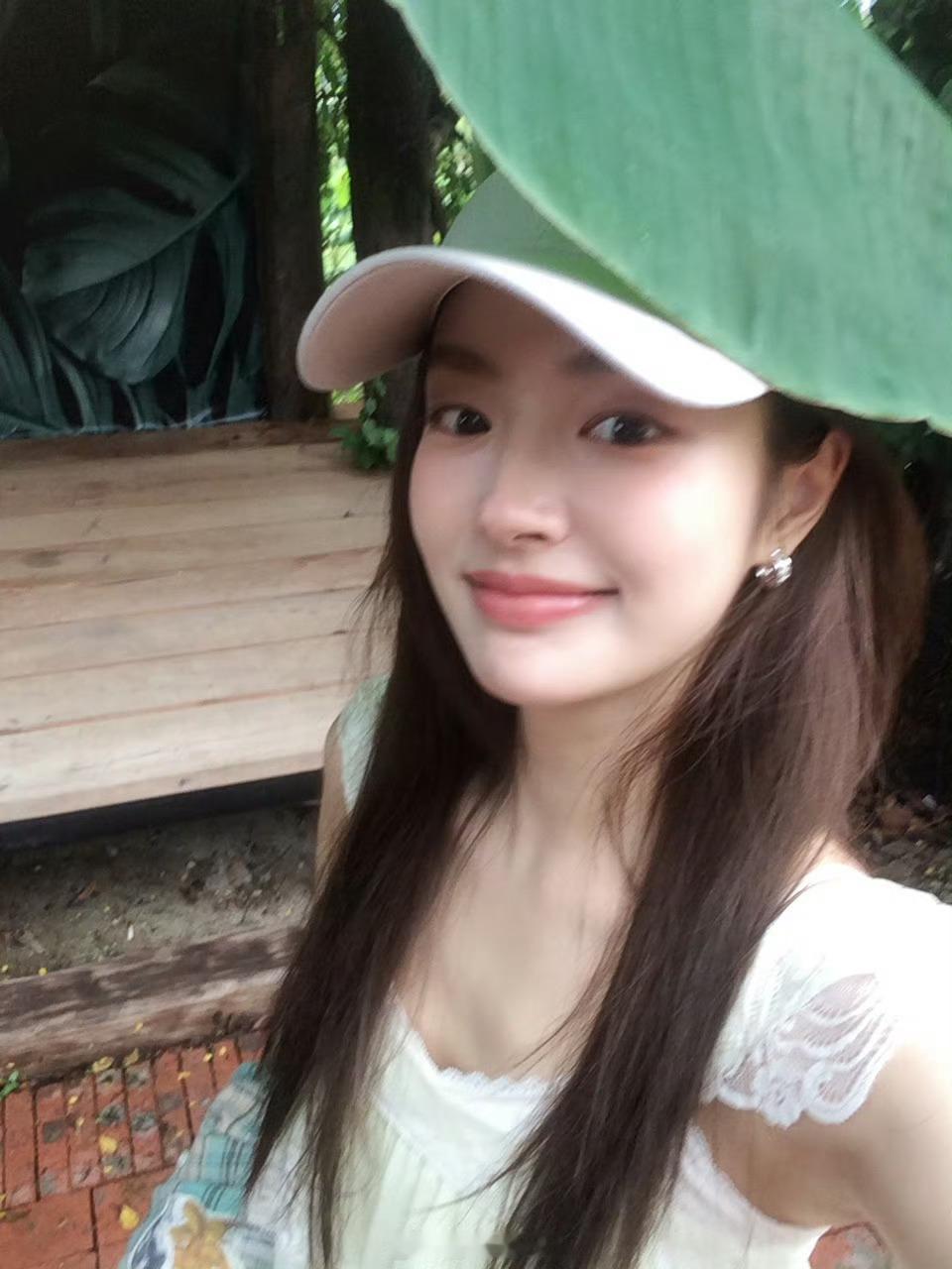 我终于知道为什么有时候看徐若晗都会有点恍惚了，老晗和郑素敏给我的感觉真的好像。。
