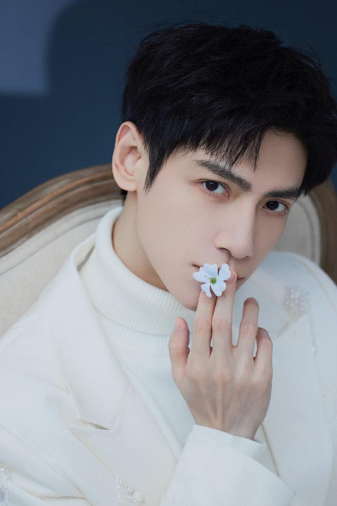 罗云熙央视跨年晚会出图罗云熙跨晚妆造哇哦纯白look，真的好精致啊！狠狠期待今晚