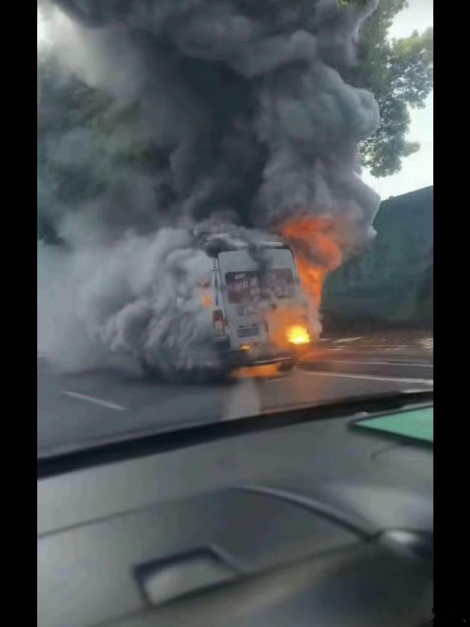 这会儿又很多人说是电车自燃，能不能不要什么火灾都说是电池爆炸，这不明显是蓝牌燃油