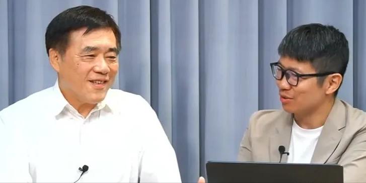 国民党主席参选人郝龙斌今天上午在接受专访时表示，有人说他年龄太大是“老蓝男”，他