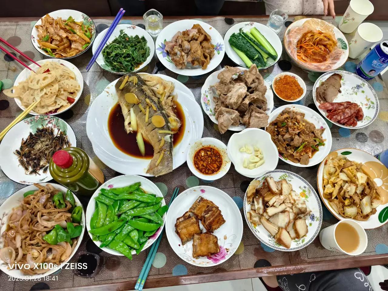 看看朋友圈的年夜饭 真的是丰盛 可别剩啊！