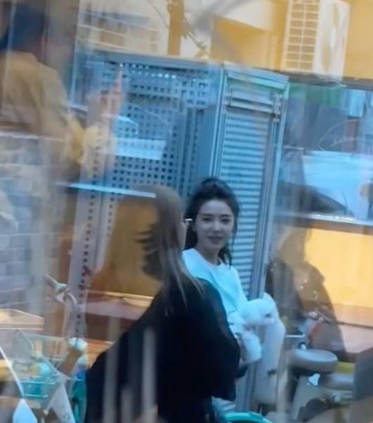 粉丝北京西四偶遇章若楠，随手一拍都好看！[羞嗒嗒][羞嗒嗒][羞嗒嗒] ​​​