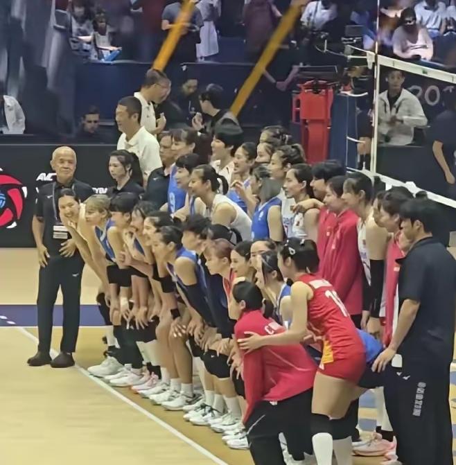 中国香港女排这次唱国歌了，赛后严肃起来了！

亚洲杯中国香港女排0-3越南，连续