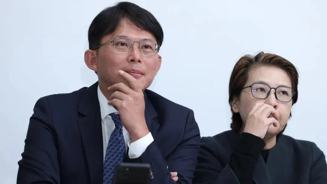 有一部分大陆学者和专家比较乐观，他们认为国民党虽然败选，但是却拿到了52席“立委