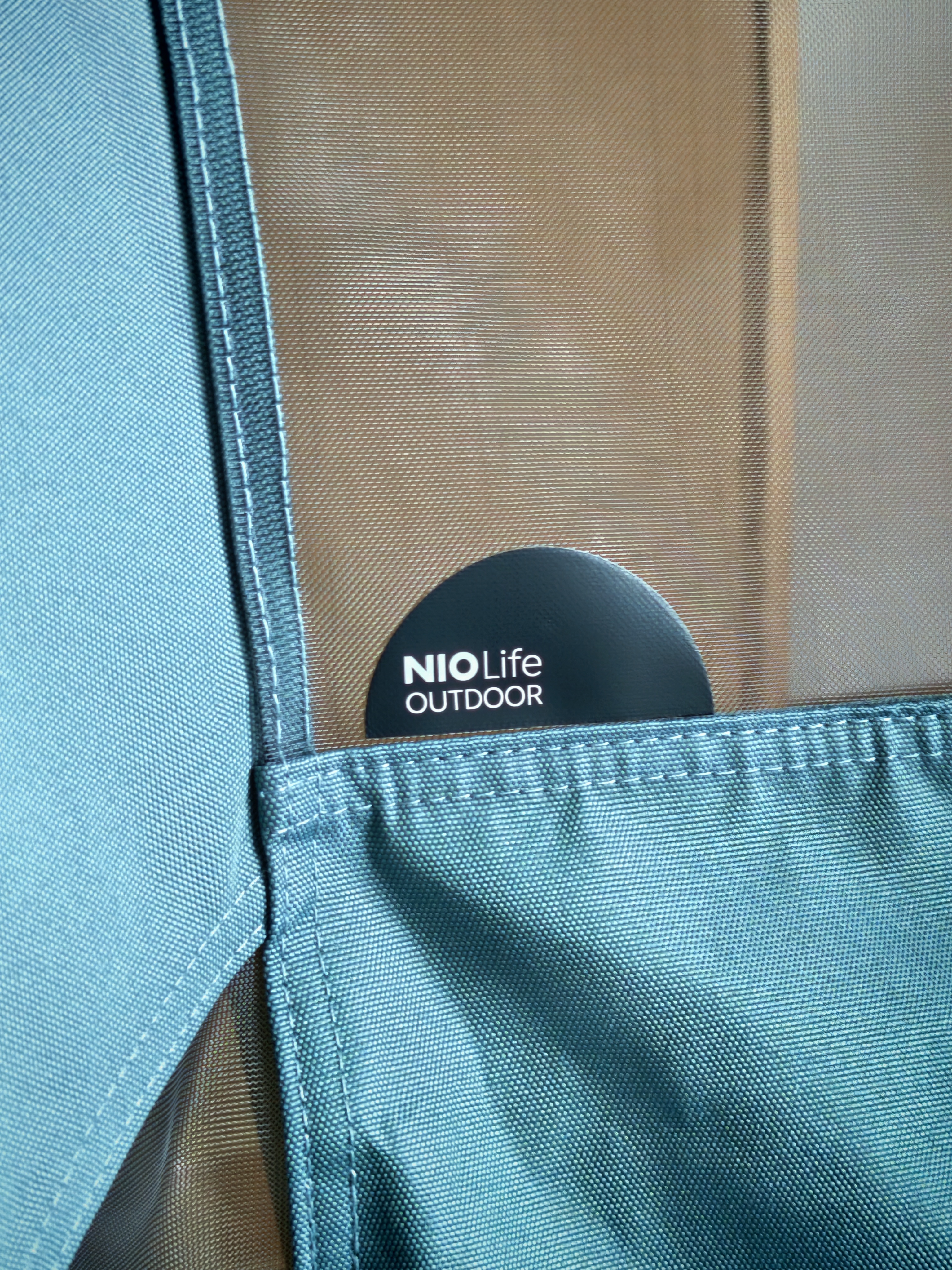 我很纳闷蔚来商城买的这俩椅子，有一股很奇怪的味道。像是狐臭那种，坐上去感觉是一个