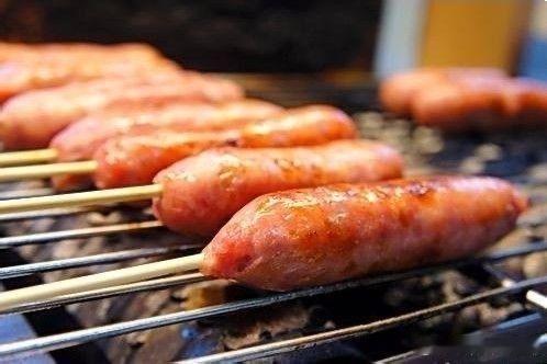 #全民营养提升计划# 出门，路过两个路边摊，卖烤淀粉肠烤火腿肠那种，滋啦滋啦的…