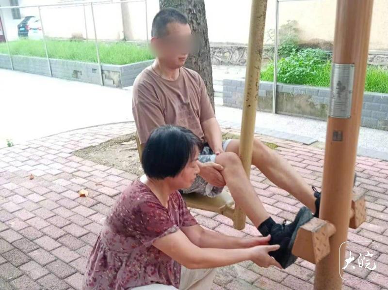 【#男子瘫痪失忆母亲把他当婴儿重养一遍##母亲把植物人儿子重新养育成人#】201