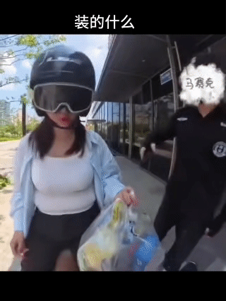 今天这段监控视频直接笑喷全网！

画面里，一位戴头盔的小姐姐骑电动车刚从商场出来