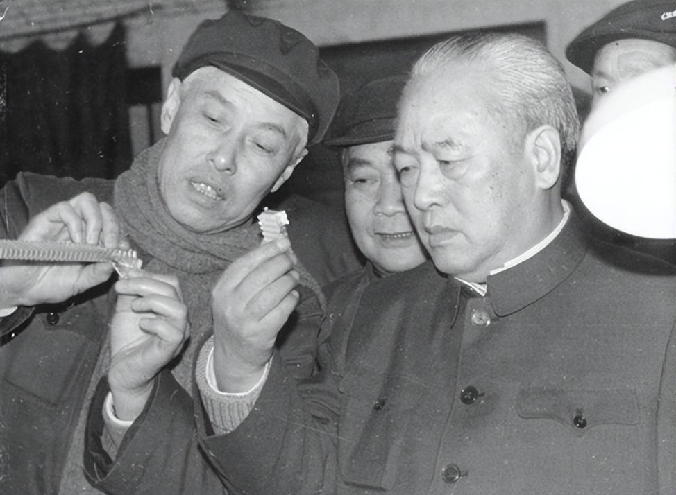 1983年，总政主任余秋里中将回乡探亲，却遭遇了弟弟余财发的回避。村长得知此事后