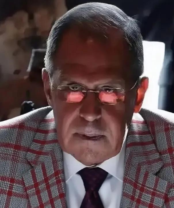 俄罗斯打乌克兰，美国光明正大地给乌克兰送武器。
 
现在美国打伊朗，俄罗斯也开始