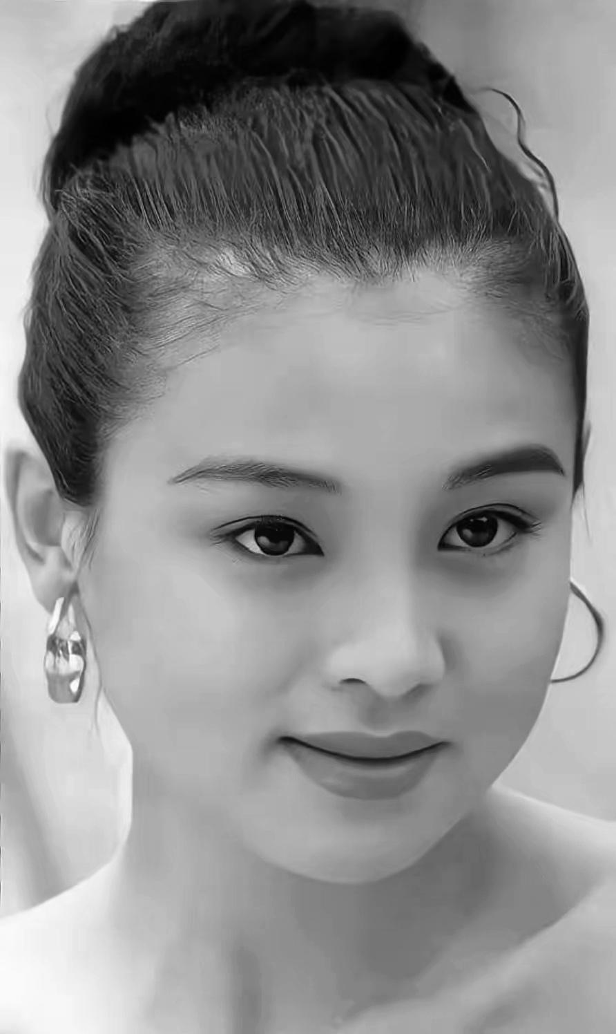 1999年，英宁向刚生下女儿不久的妻子赵明明提出离婚，赵明明不肯，不停追问原因，