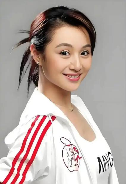 2002年，曹颖家的农民房卖给了画家，后来拆迁赔款将近300万，她后悔了，还请律