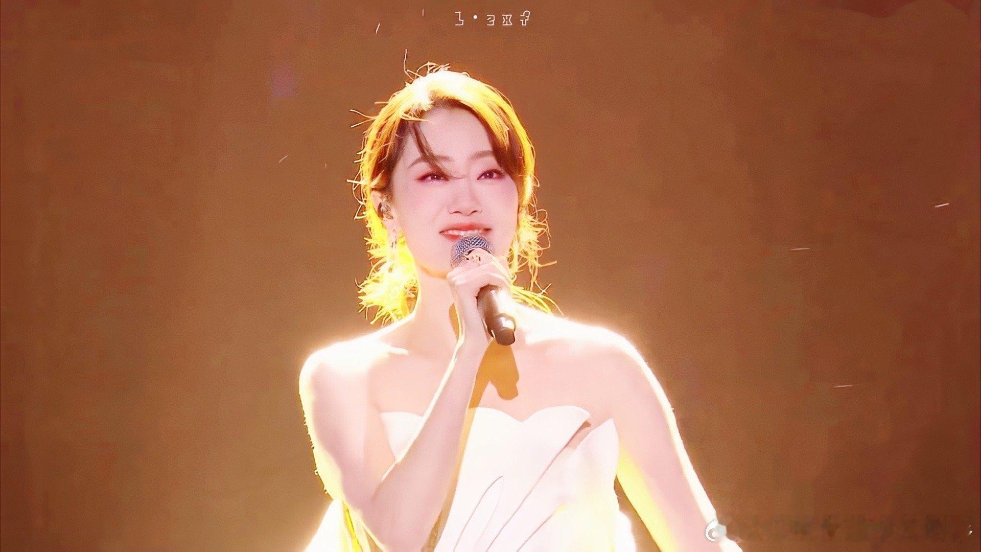 #连风都偏爱张小斐# 也许这就是大家所说的当一个人美到极致的时候，一根头发丝儿都