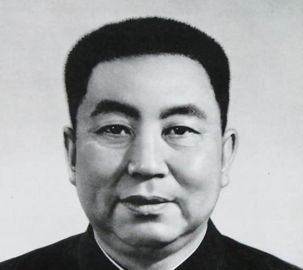 周恩来去世后谁当总理？毛主席力荐一人却遭到婉拒：您考虑别人吧。1975年，周总理