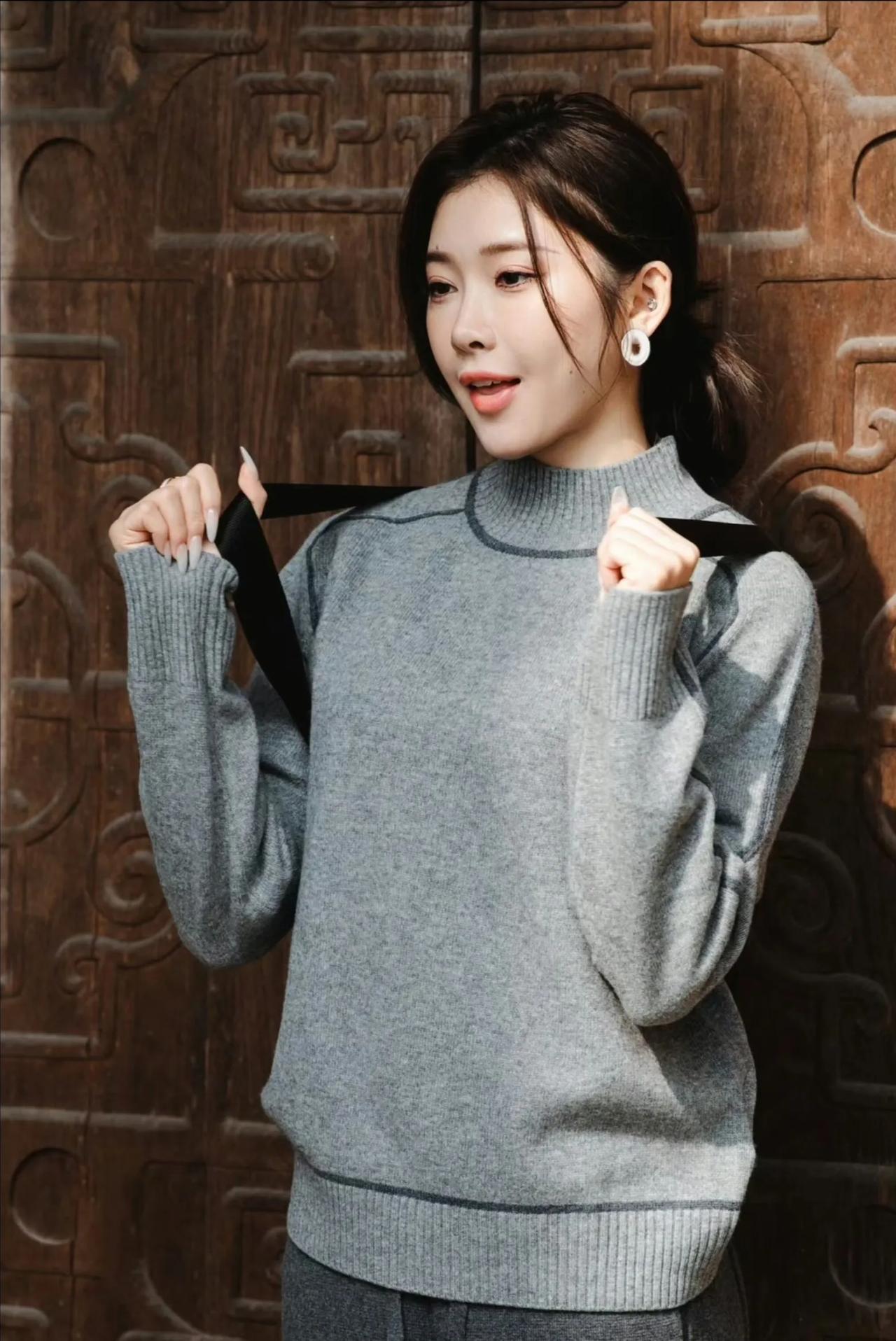 真的没想到，平时大大咧咧，风风火火的吴艳妮也有这么安静温婉的照片。照片中的她文文