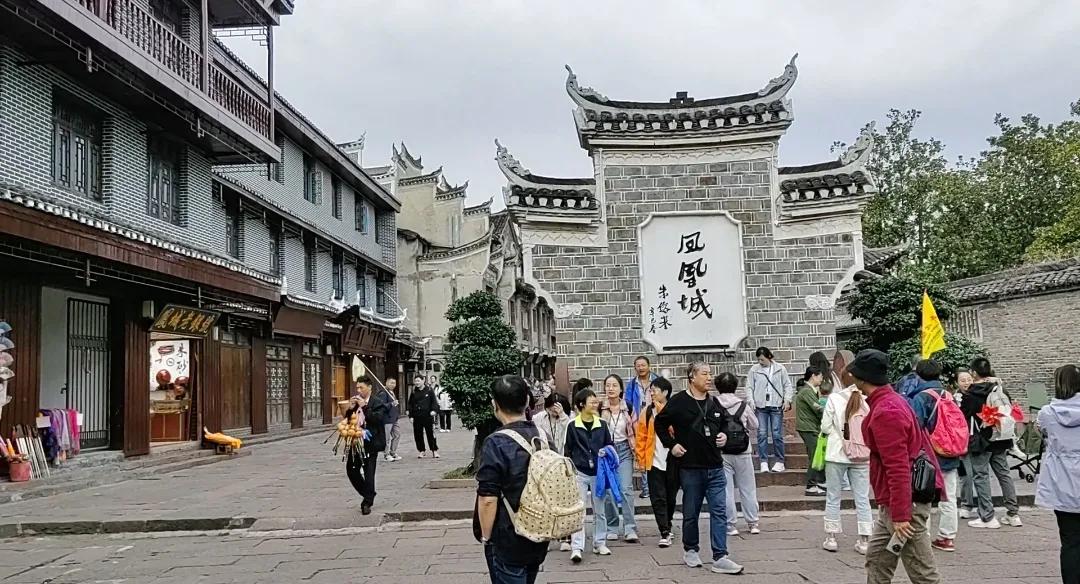 国庆穷游模式，游览无需门票景点，高速免费，四天三晚，两人行，吃饭住宿加油共花费了