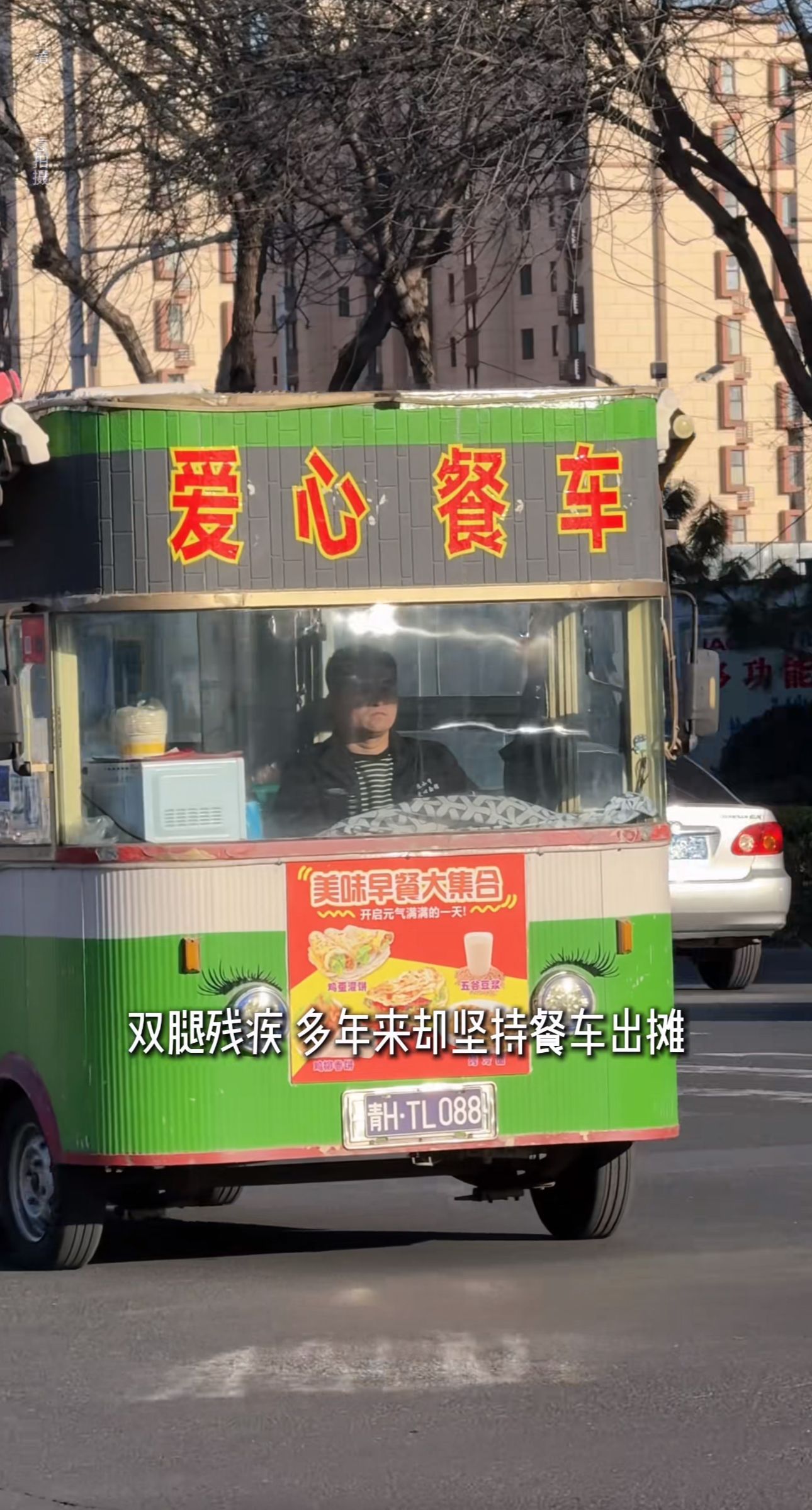 爱心面馆获众人接力 从一辆艰难经营的街边餐车，到如今正式落地的苏小宇爱心面馆，这