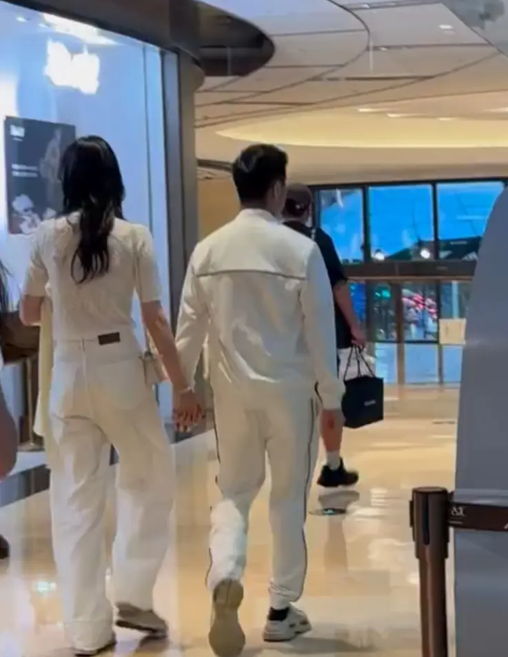 奚梦瑶何猷君被偶遇牵手逛商场。小夫妻俩是真爱呀，不管什么时候被偶遇都甜甜蜜蜜的
