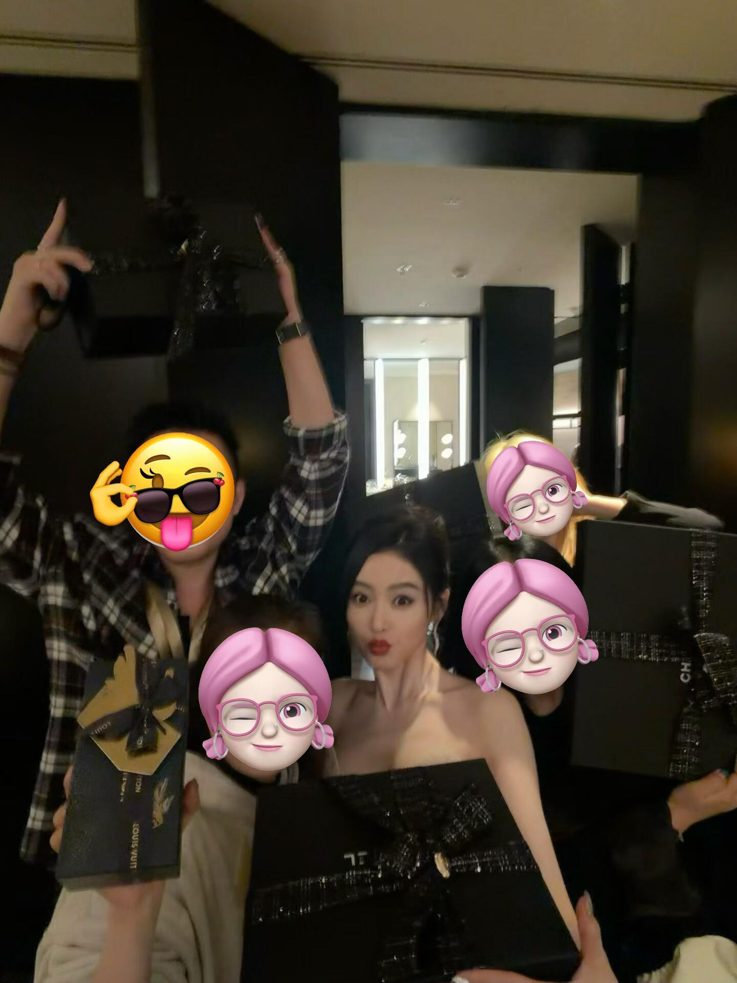 刷到张天爱今天在工作结束后，送了全团队CHANEL 🖤好幸福啊 