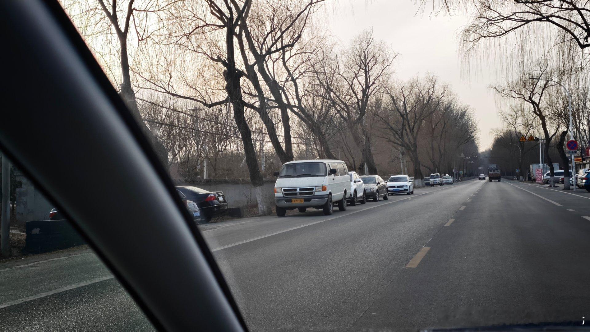 这两天是穿越了吗？居然在路边看到一辆90年代的道奇RAM大van。 