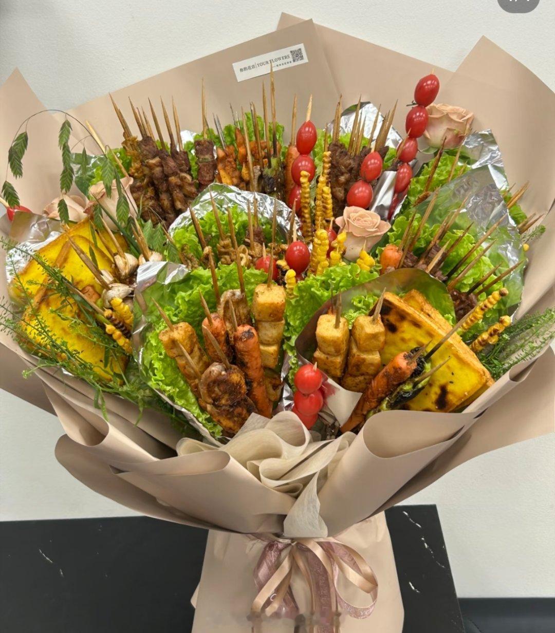 年轻人开始主动逃离玫瑰溢价第一次见可食用的浪漫玫瑰花只能放几天，这种炸串馒头黄瓜