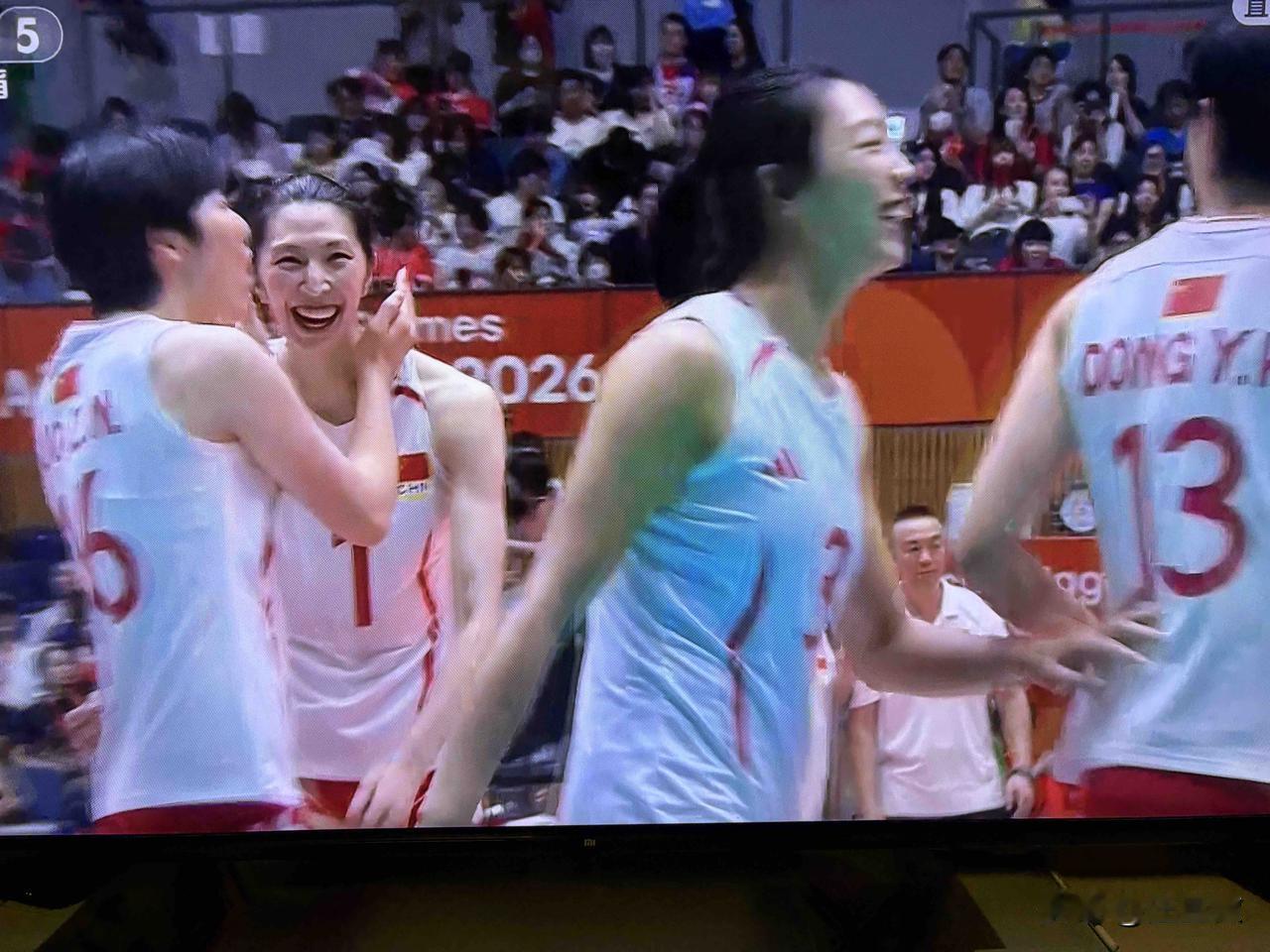 半决赛牛 决赛更牛 第三局7:1落后 最后3:0赢了日本祝贺中国女排冠军🏆[赞