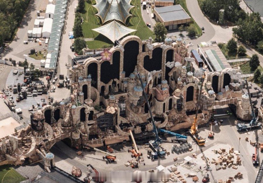 Tomorrowland 2026年Tomorrowland电音节舞台搭建中，本