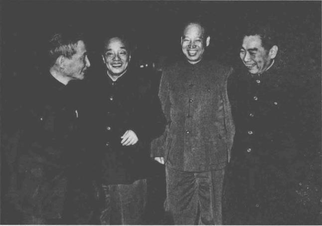 1956年，周恩来(右一)、陈云(左一)、彭真(右二)、杨尚昆(左二)在一起