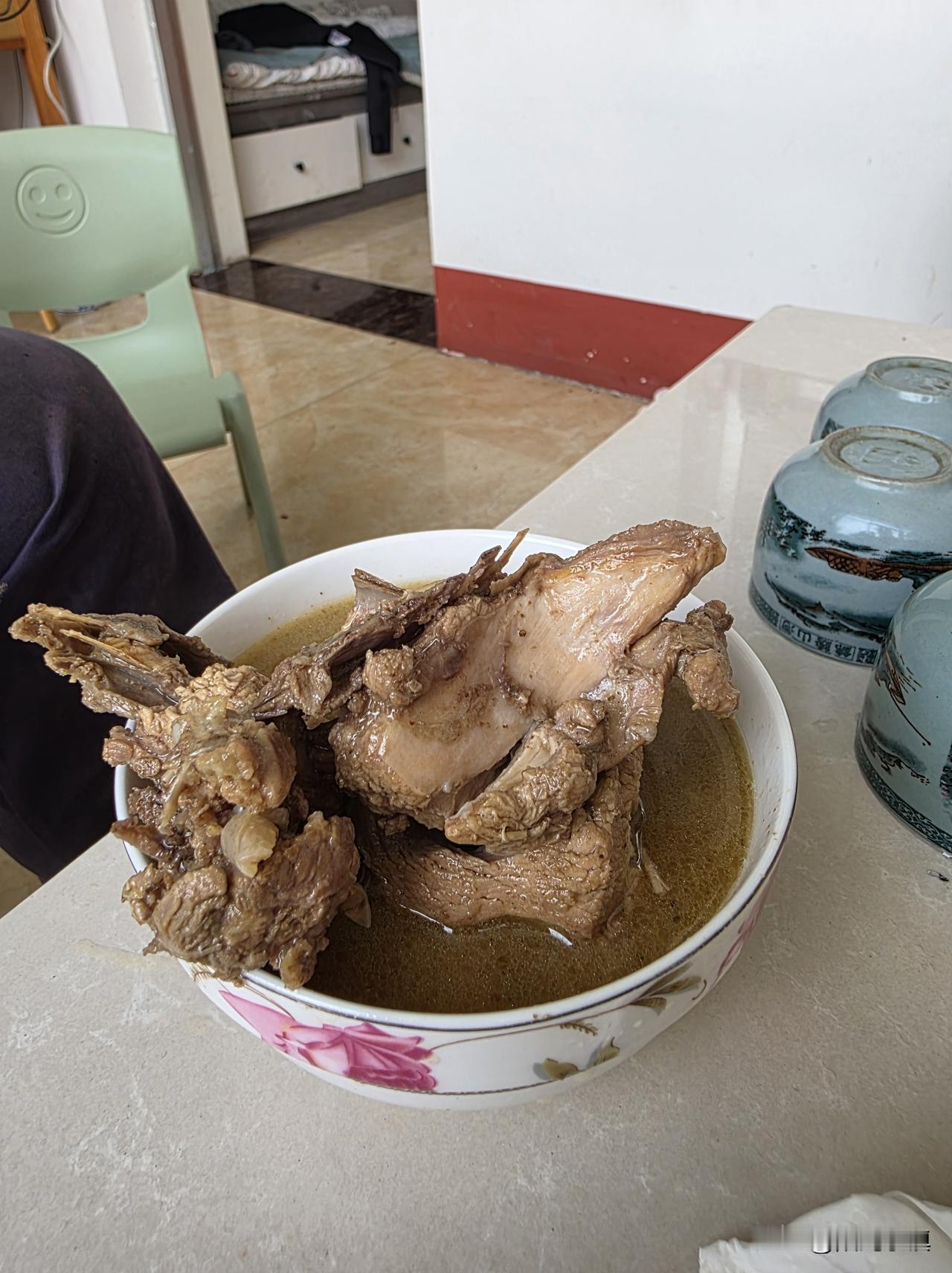 为了给老娘补身体，今天上午二嫂炖了一只鸡……

二嫂看到这一阵子老娘身体有些虚，