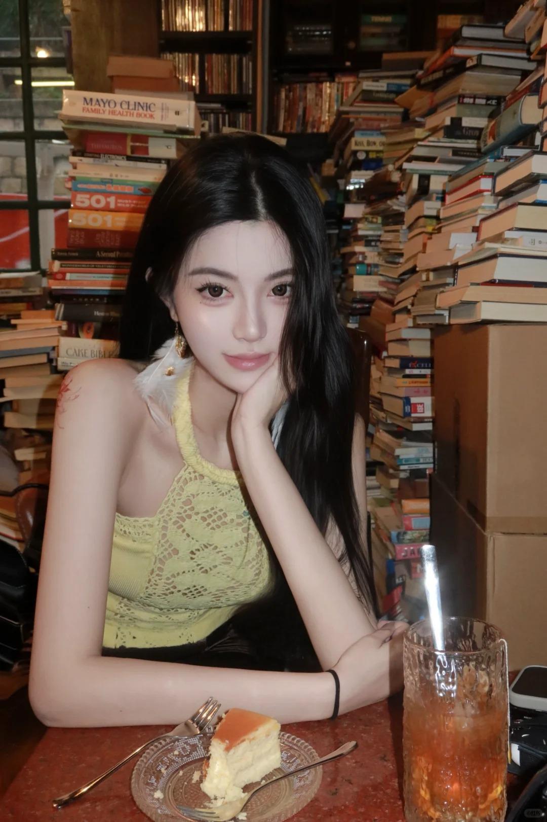 小麦肤色的健康少女，眼尾的卧蚕像薄雪堆成的小丘，不厚重却显饱满，泛着淡淡的珠光。