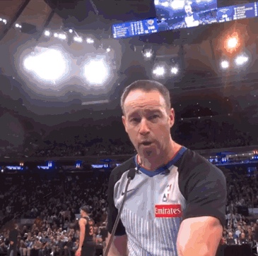 NBA收视率下降的原因找到了😭
裁判为了这个所谓的犯规看了10分钟的录像，最后