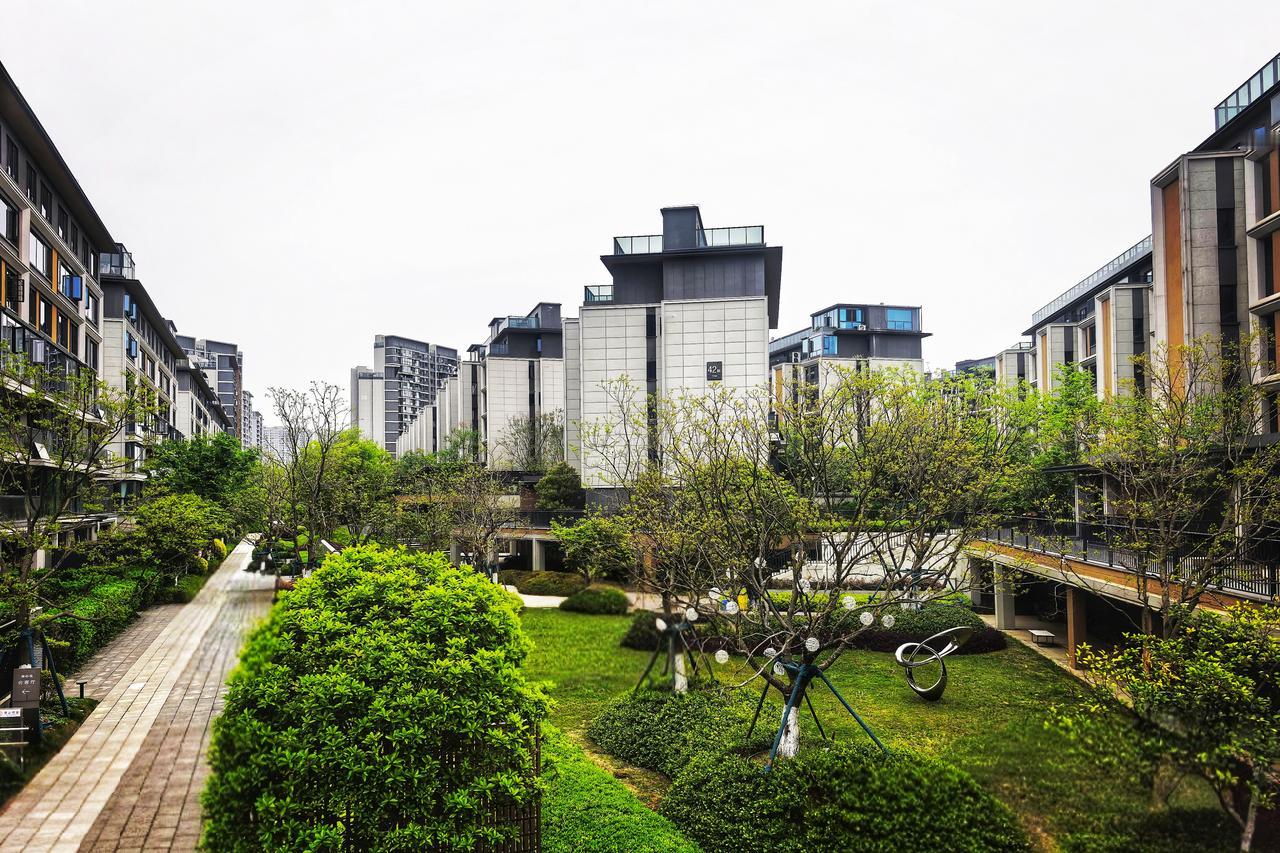 武汉花山半岛湖滨公园之韵
在武汉的一隅悄然绽放，花山半岛湖滨公园似梦的故乡。沿着