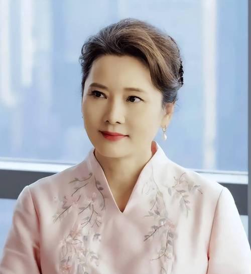 演员何赛飞遭遇AI侵权，其过往采访片段被不法分子恶意剪辑、换脸、合成，炮制出大量