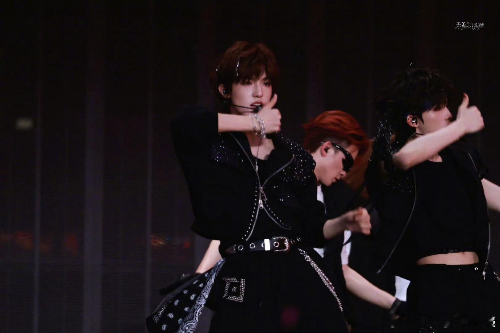 张泽禹新音舞台状态 张泽禹的舞台状态就是“行走的标准答案”！新音连续输出惊艳表现