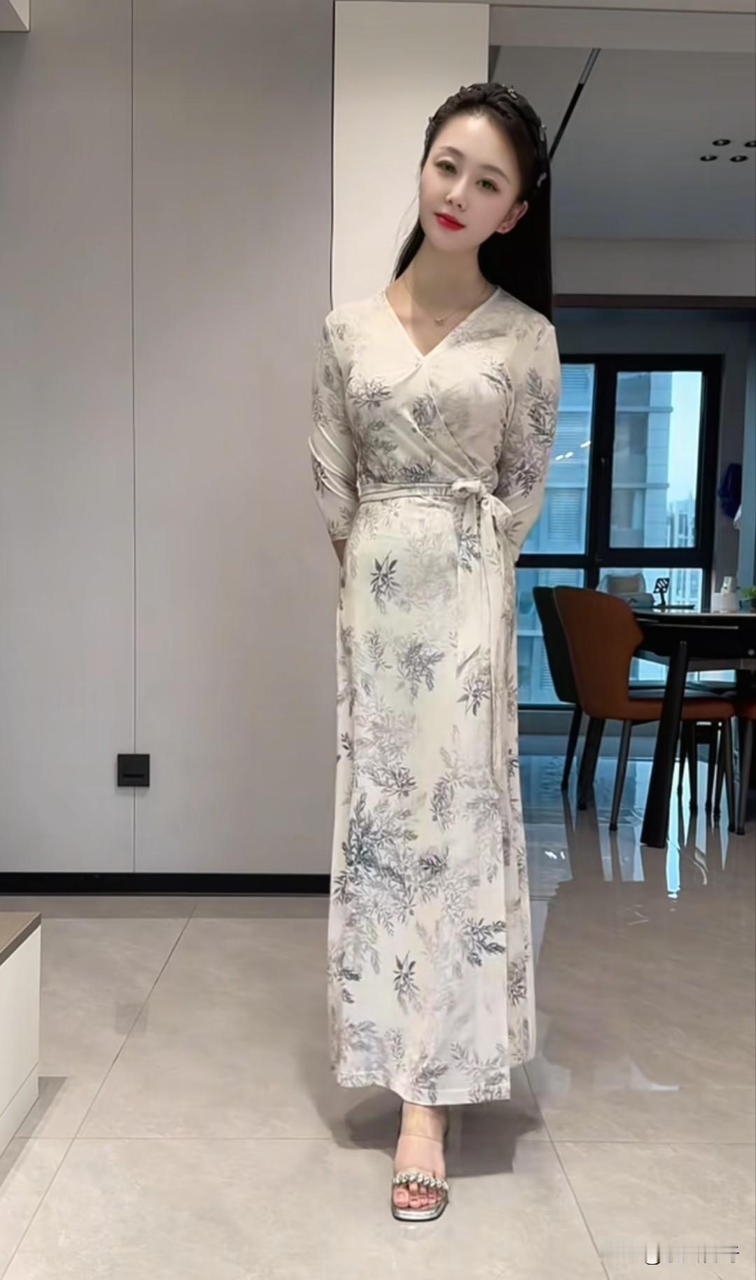也许男人都和我一样，总想着娶一个漂亮的老婆，可是娶了漂亮的老婆又不放心她一个人出