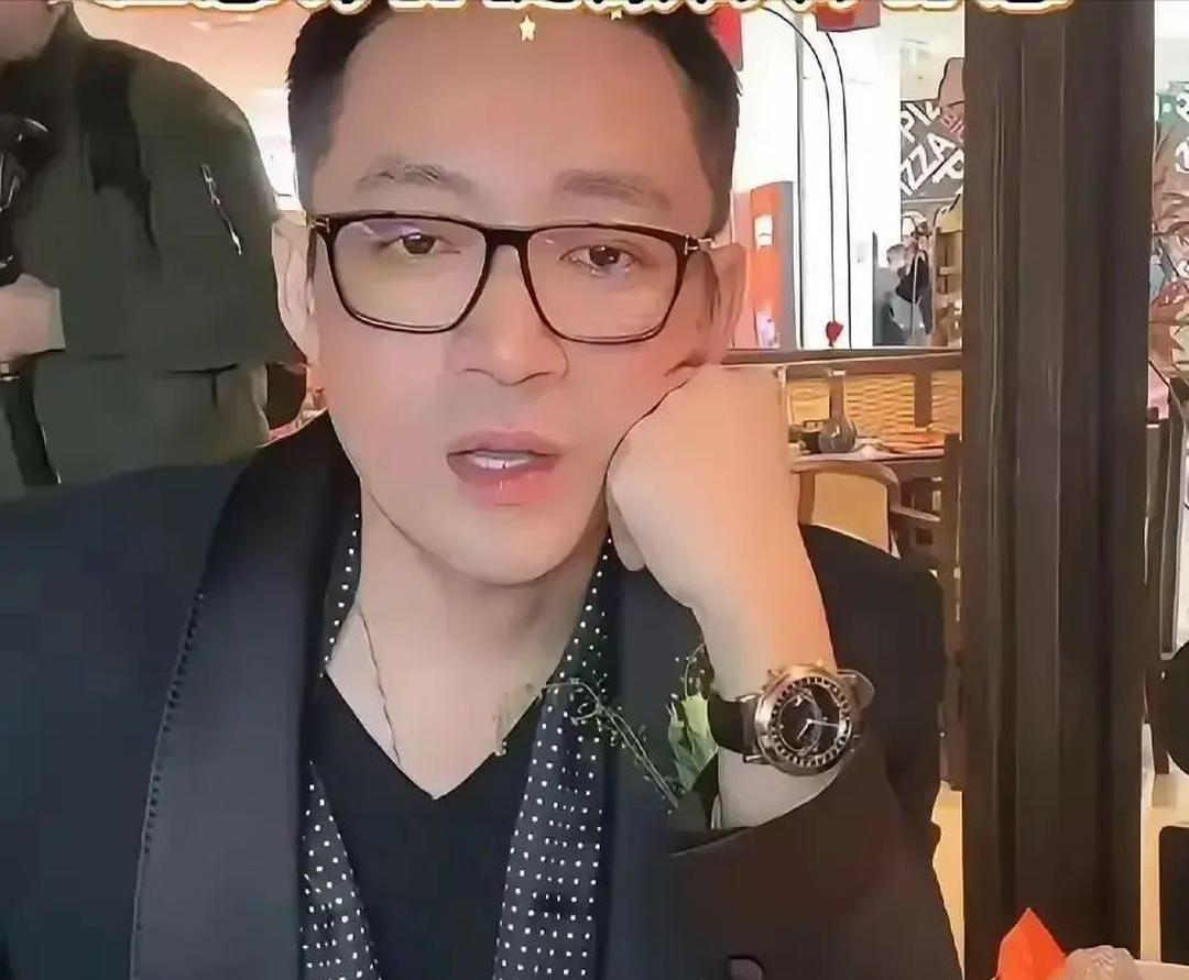 小汪总最近特别沮丧，也感觉到自己的言论不当。他说：我最近特别累，家里要照顾老婆和