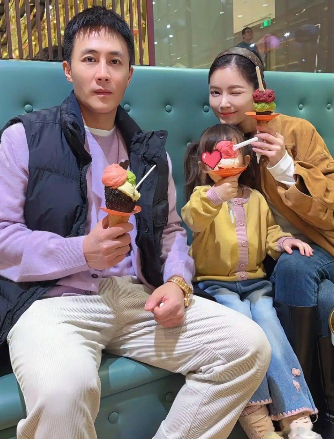 杜淳去商场吃冰淇淋，戴大金表抱4岁小蛋饺亲脸，真是“女儿奴” 