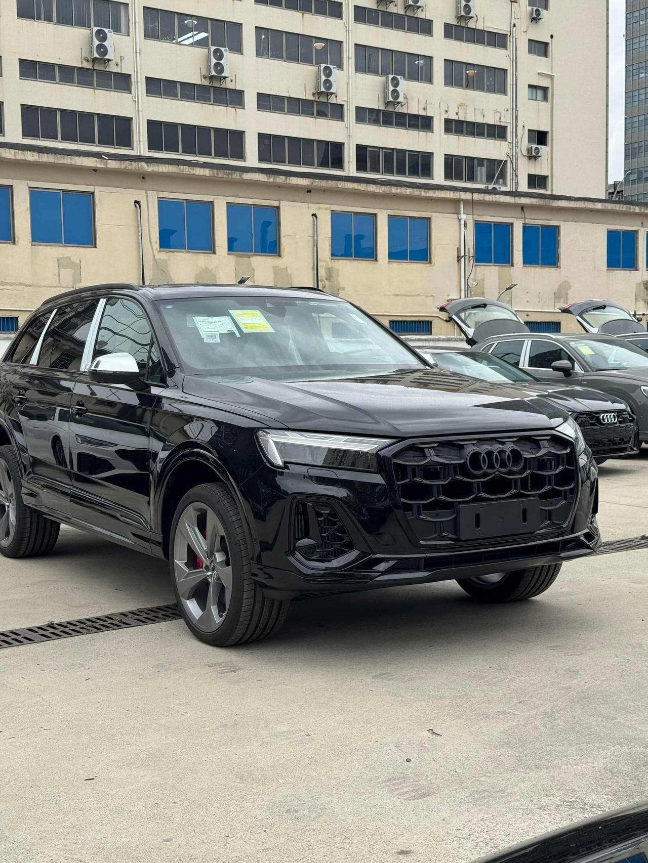 奥迪SQ7传奇黑配色，气场十分强大。这外观，八边形大嘴黑得发亮，好似给鲨鱼套上夜