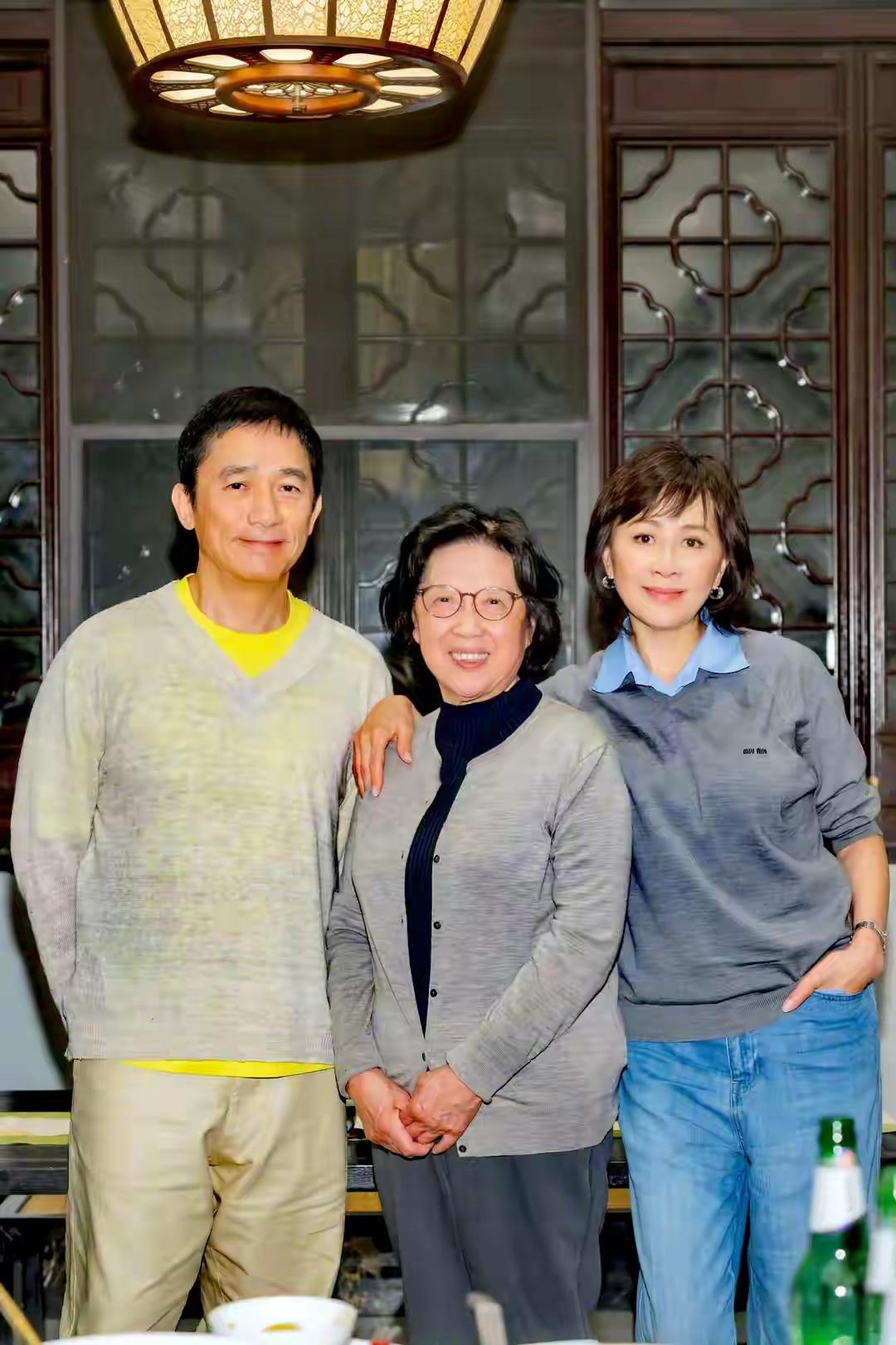 真没想到刘嘉玲还是姑苏人！这不，刚刚领着老公梁朝伟回趟苏州老家。把自己已90岁的