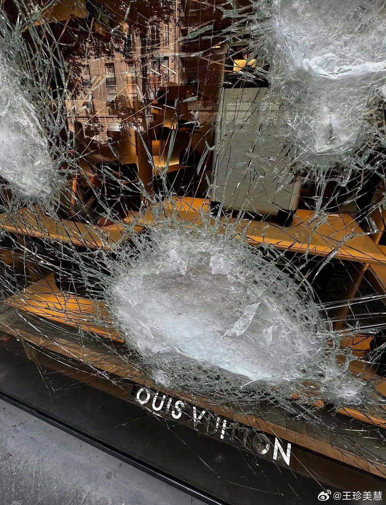LV门店因超厚玻璃躲过一劫可惜了啊，LV的0元购没弄成，老外还得继续努力专研一下