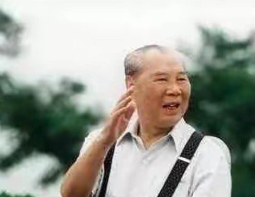 1986年的湖南醴陵，正是农忙时节，71岁的张德仁老汉正蹲在自家地里薅草，额头上