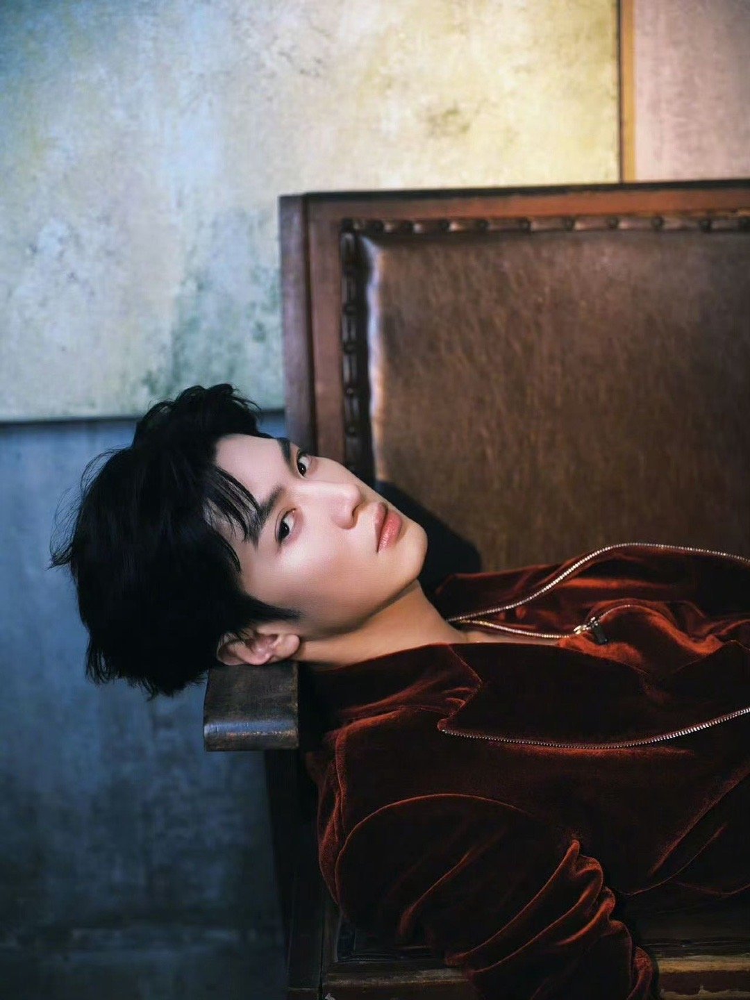 陈哲远我的吸血鬼老公 谁看了陈哲远这套吸血鬼造型能顶住！红丝绒西装贵气逼人，血迹