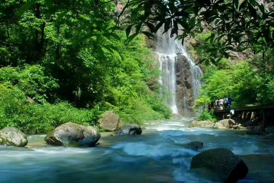 张家界，每一座山峰，都像一幅美妙的画；每一湾碧水，都像一首优美的诗！ ​ ​​​
