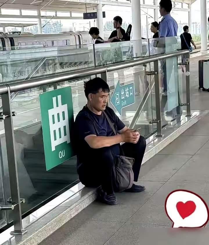 大网红白冰偷税被爆出，
真不明白这些人怎么想的，
明明收入超过了大部分人，
老老