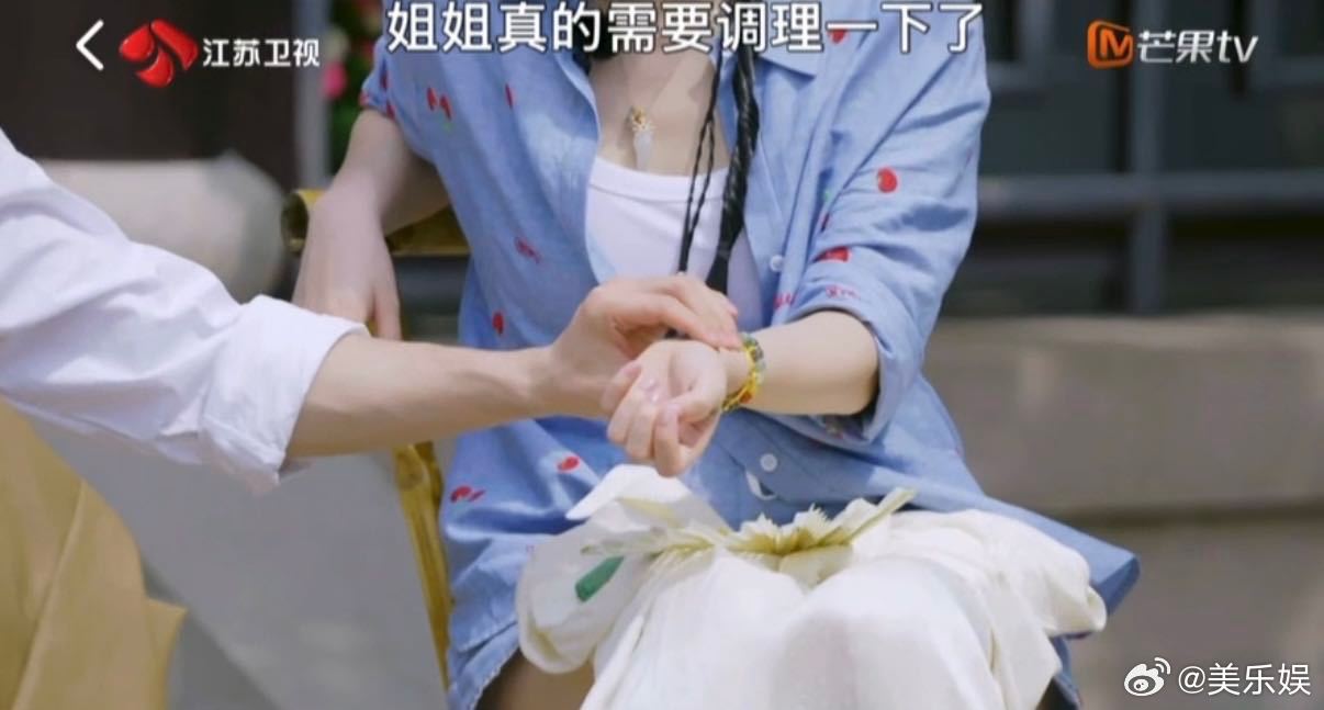 夏之光给陈妍希诊脉 夏之光帮陈妍希把脉 昔日中医小学徒正式出师，夏之光为陈妍希把