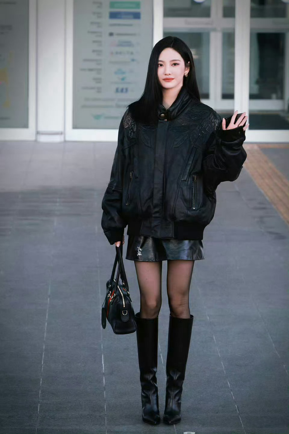 把机场走成秀场的all black女神宁宁宁艺卓出发米兰时装周宁艺卓all bl