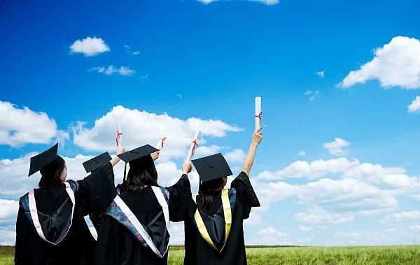 #浙大学子的国风毕业穿搭#我的毕业典礼已经过去好久了，那个时候大家都是那么的青涩