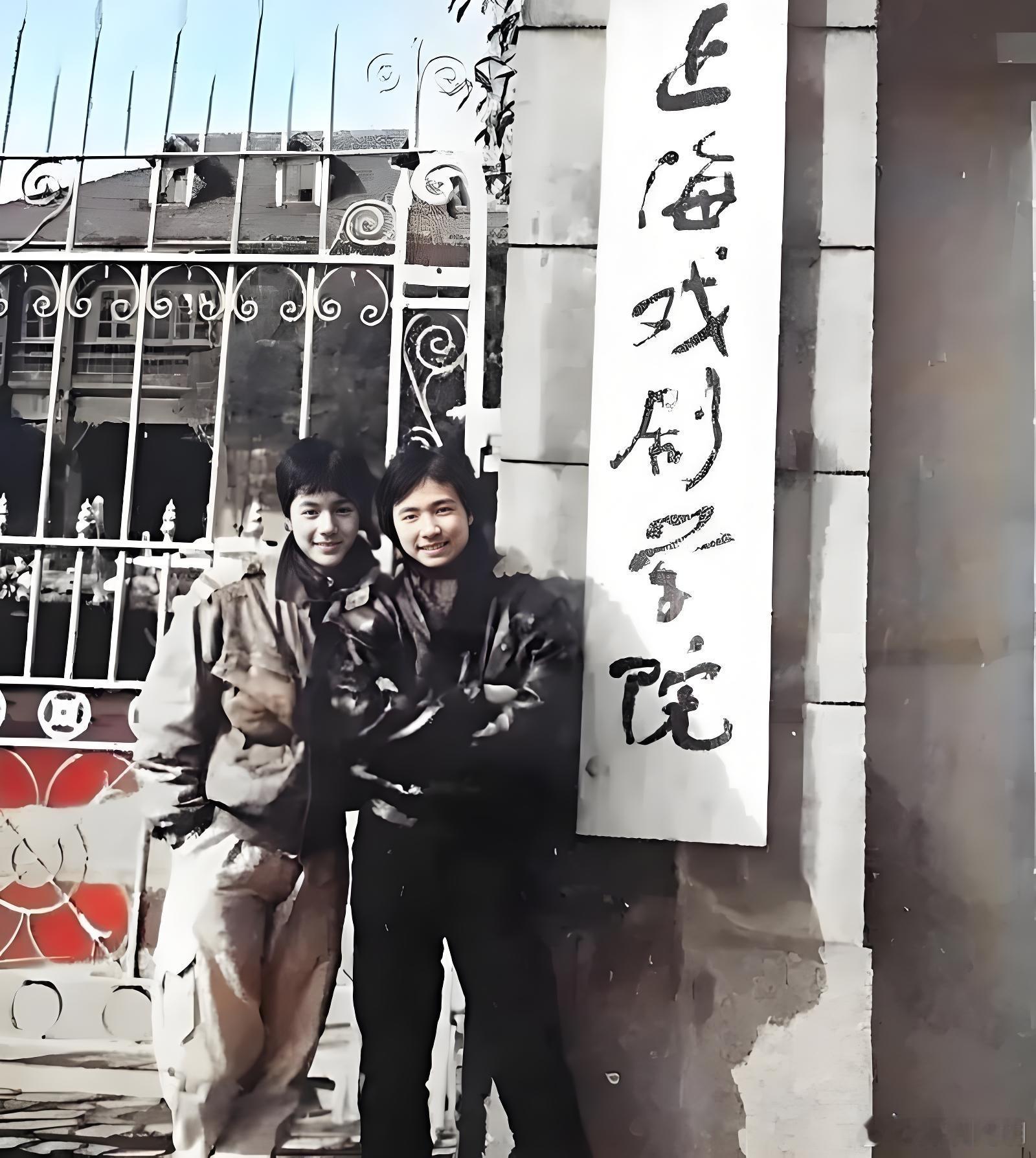 1994年，上海。长发披肩的徐峥，原来他一直有头发啊！搭他肩膀的是李晨？[允悲]