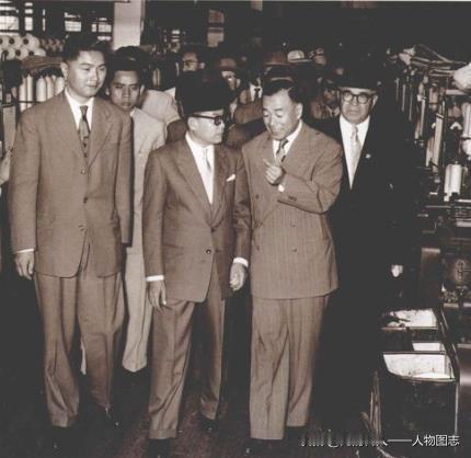 1957年10月7日，荣毅仁(前排左)陪同印度尼西亚前副总统哈达博士参观工厂。。
